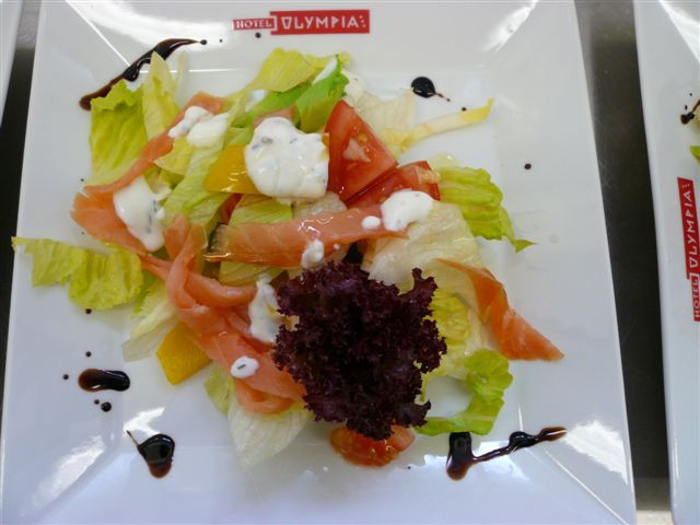 Salát s uzeným norským lososem (variace trhaných salátů, cherry rajčátka, jogurtovo-bylinkový dressi